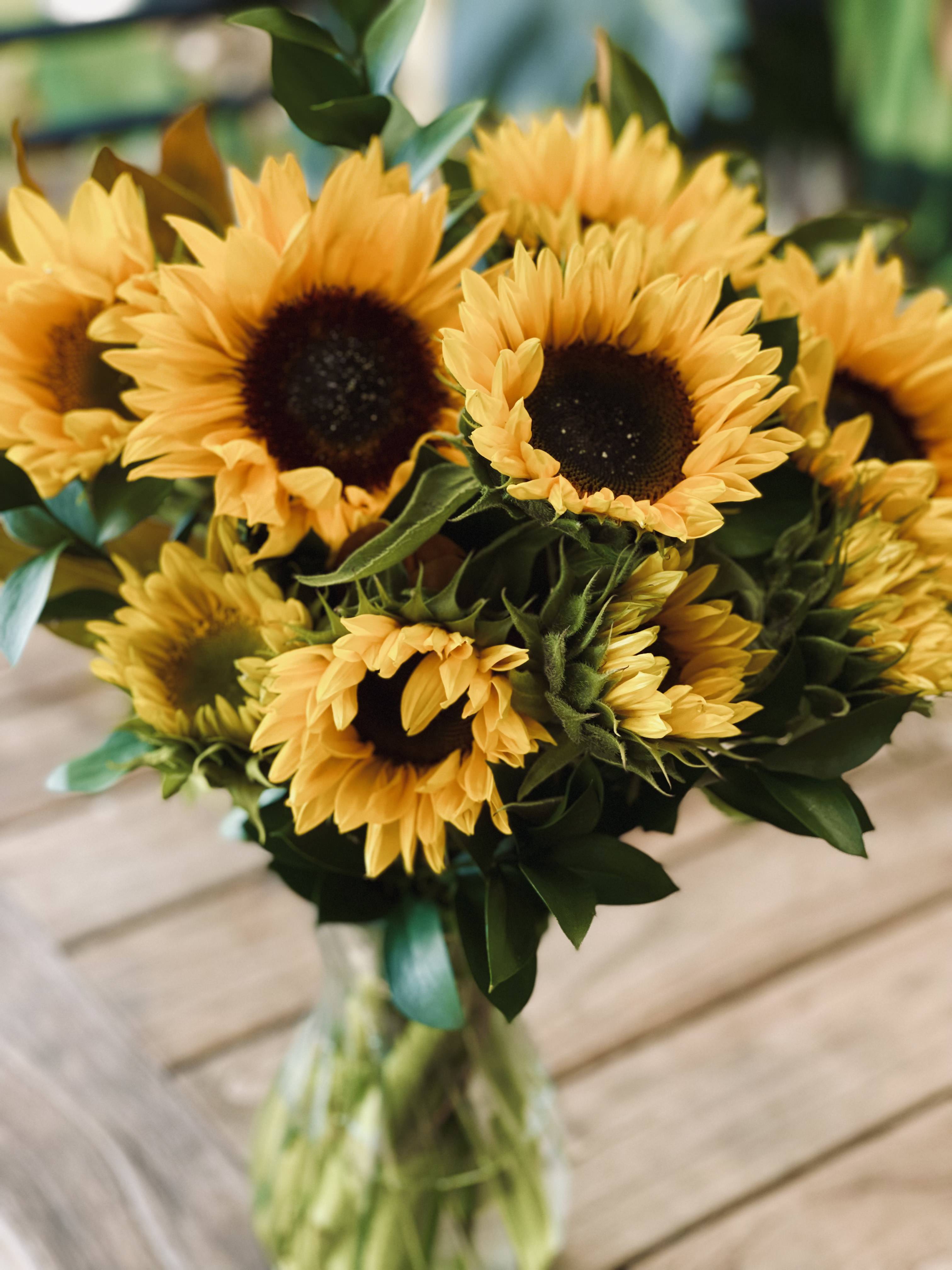 Light Chaser ☀️ - Sunflower Arrangement in A Vase – Five Petals Florist